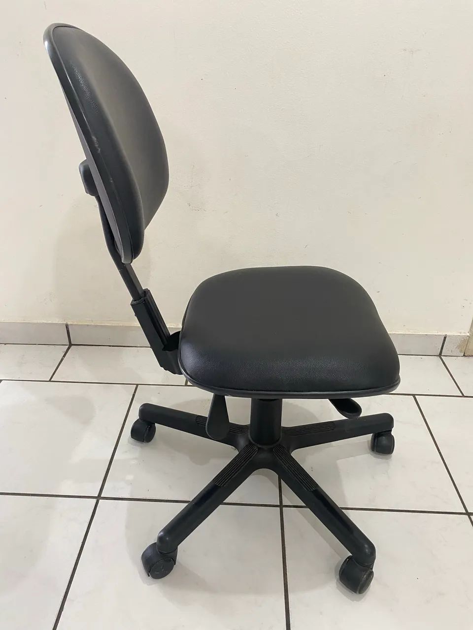 CADEIRA ESCRITÓRIO PRETA - Foto 4