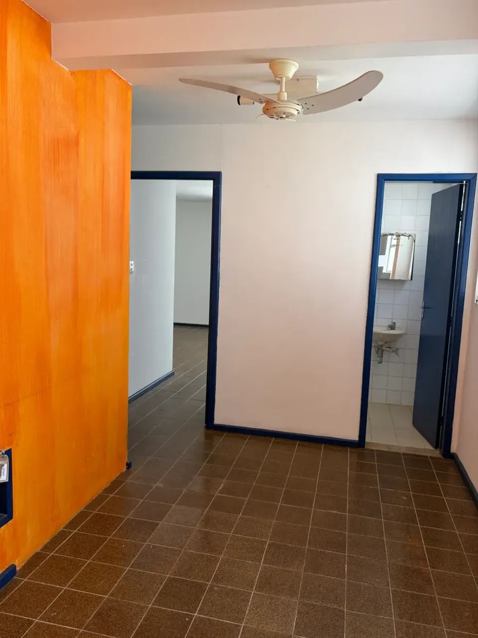 Sala comercial com 97 m², dividida em 3 ambientes, com recepção, 2 banheiros e garagem!