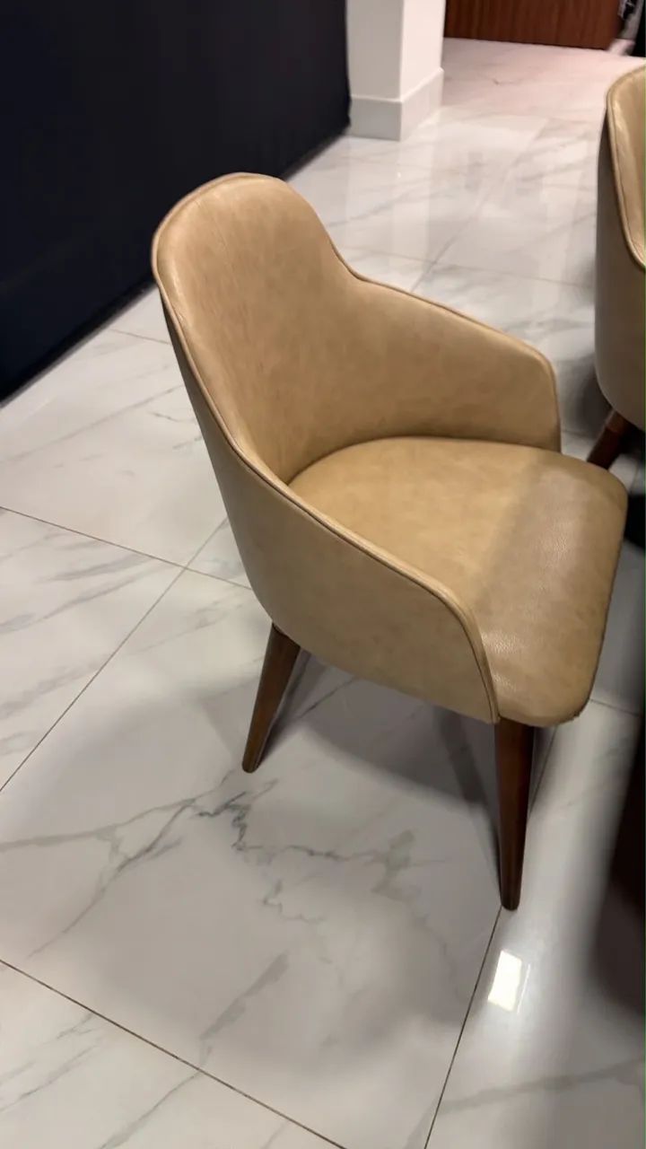 Mesa de jantar 14 lugares com cadeiras couro