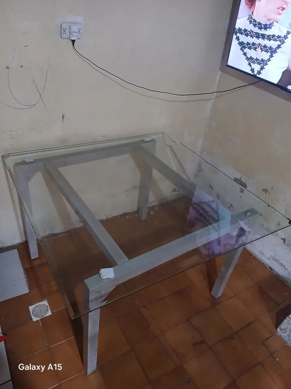 Mesa de vidro com pés de alumínio 
