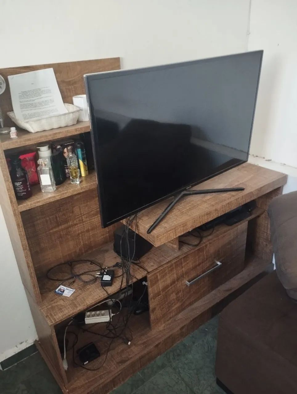 Vendo televisão mais estante 