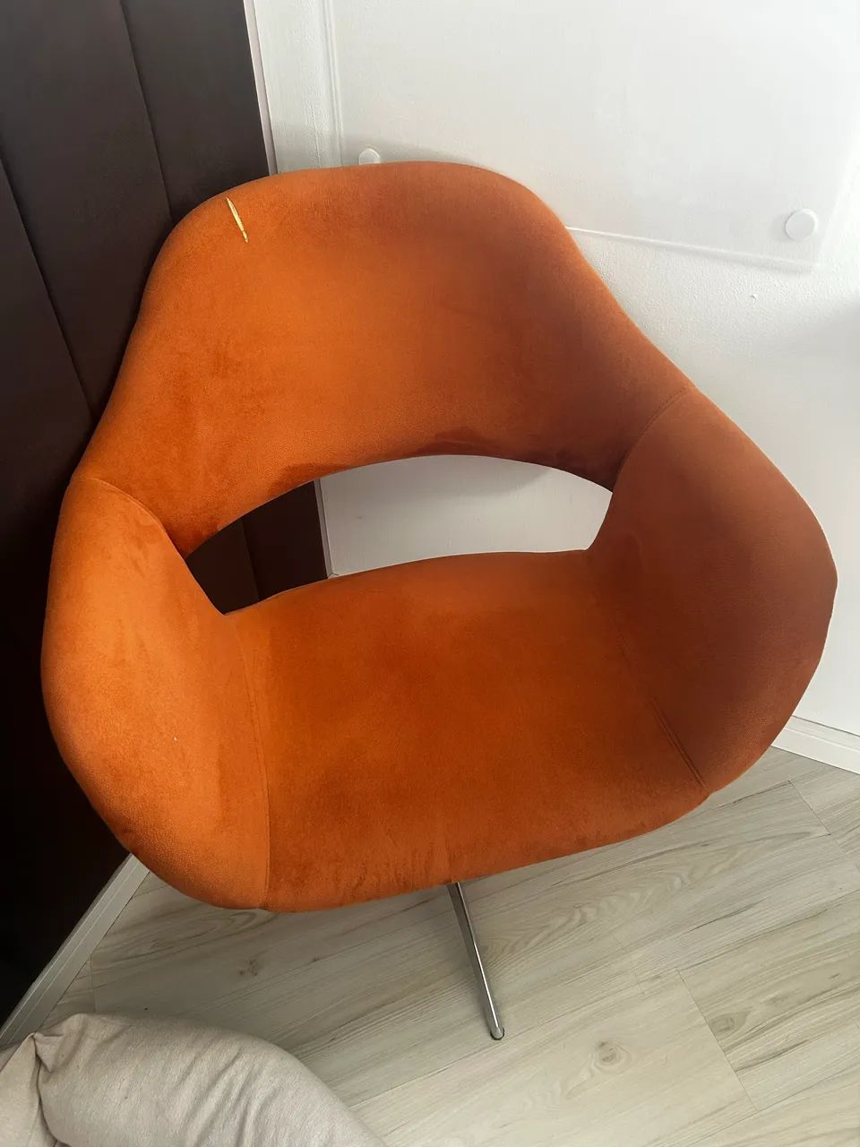 Poltrona Giratória Casulo em Veludo Laranja Terracota - Base Cromada
