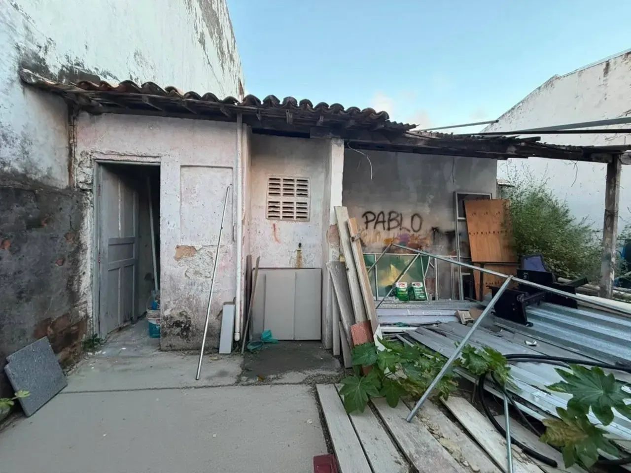 FAROLANDIA CASA EM RUA PUBLICA VENDIDA COMO  TERRENO - Foto 3