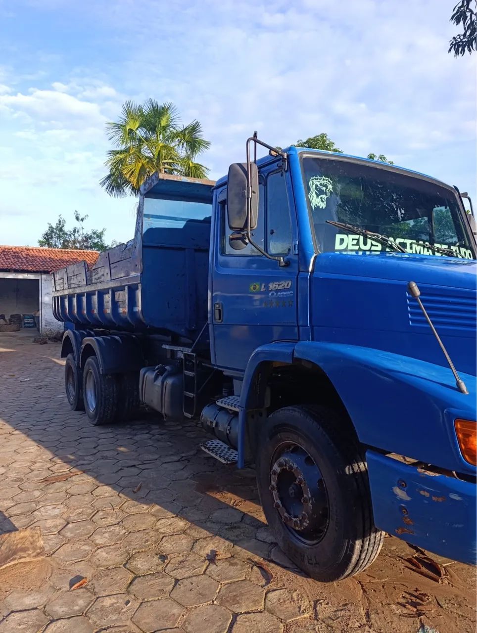 Caminhão caçamba Mercedes Benz 1620, 2010