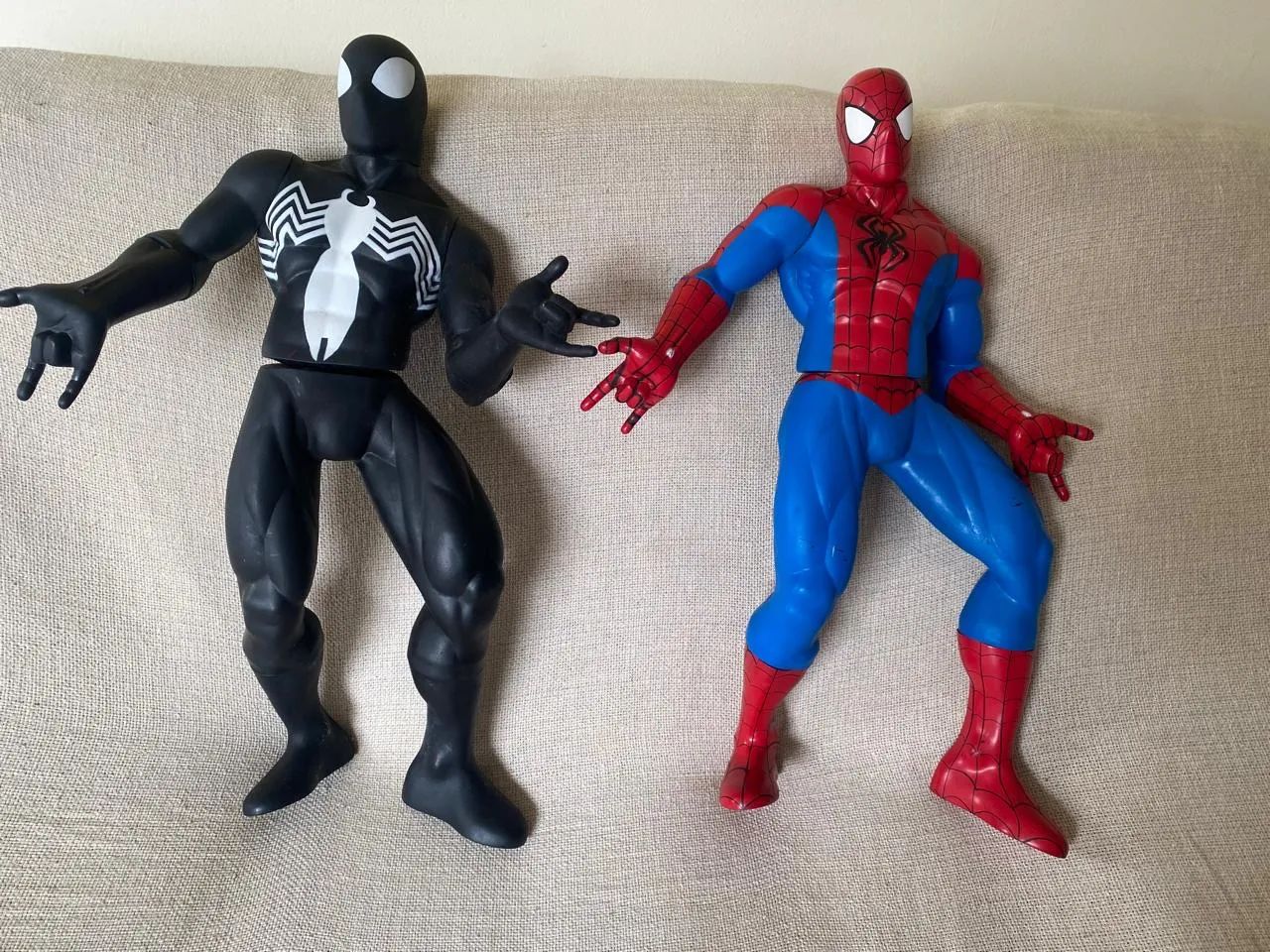 Bonecos Homem Aranha e Venom