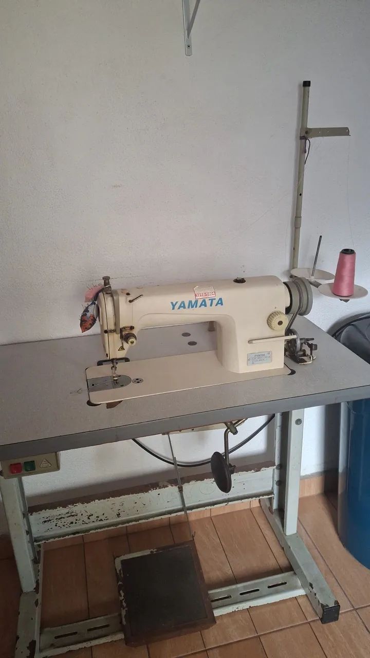 Vendo máquina de costura industrial, reta yamata semi nova e Overlock. - Foto 2