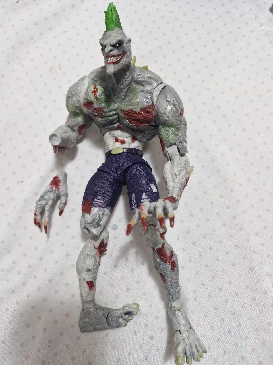 MEGA BONECO DE AÇÃO DC MULTIVERSE - TITAN JOKER