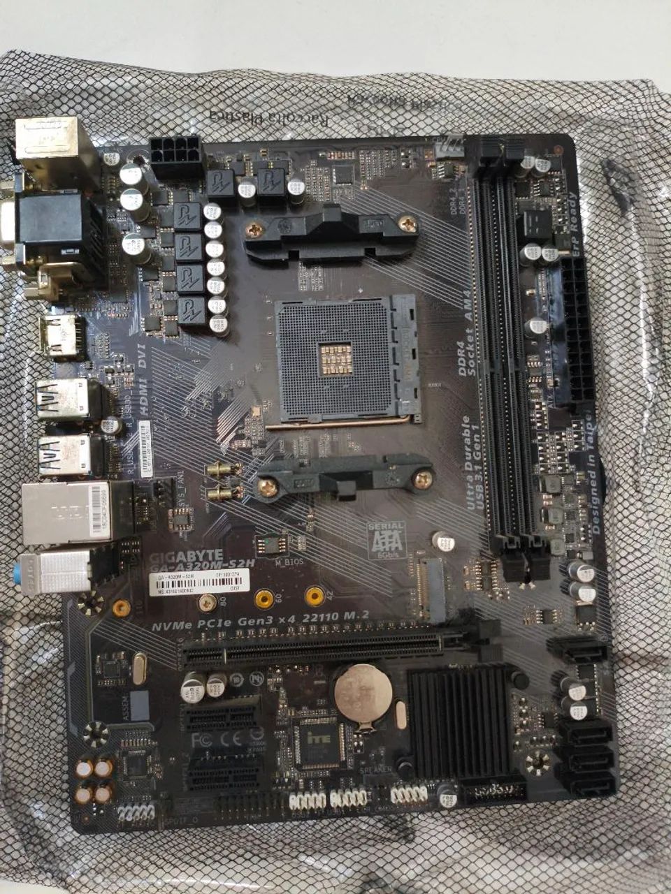 Placa-mãe Gigabyte A320M  AM4 DDR4
