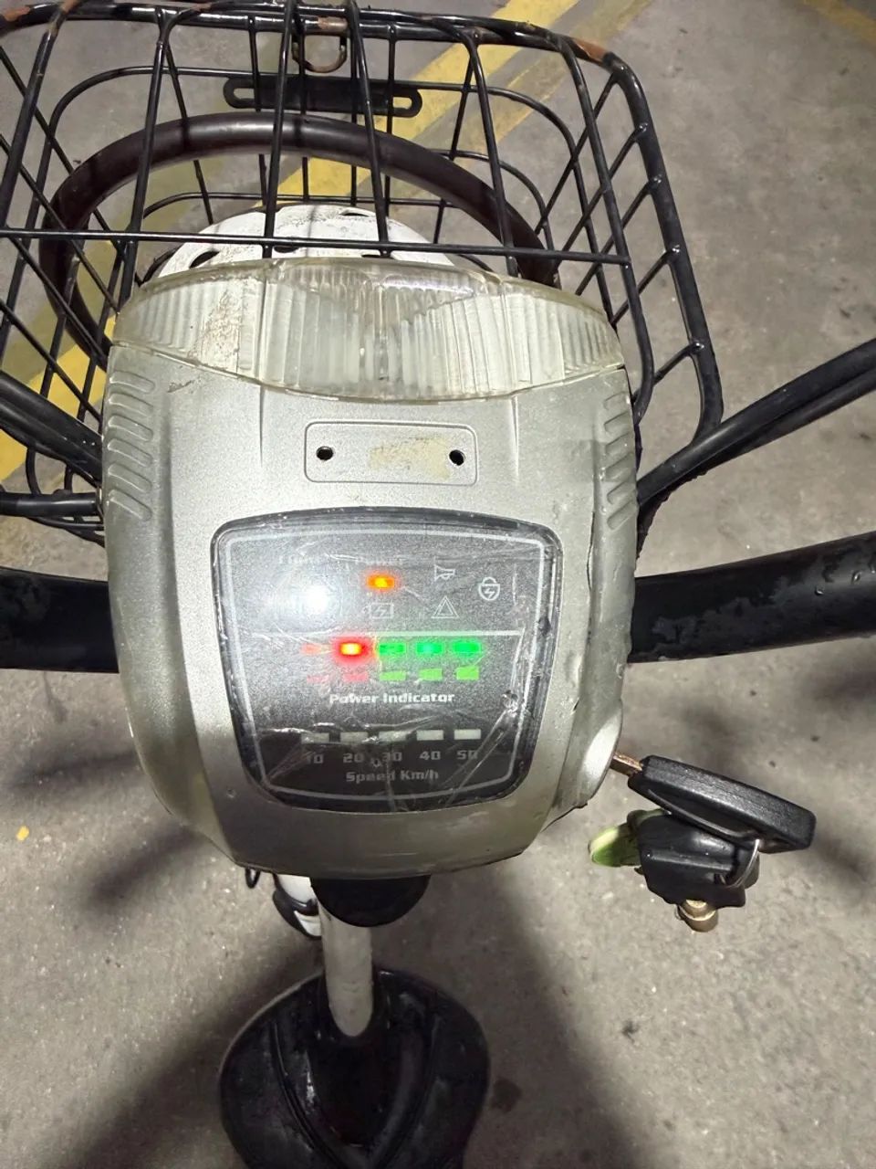 Bicicleta Elétrica LEV com Cesta e Capacete - Foto 4