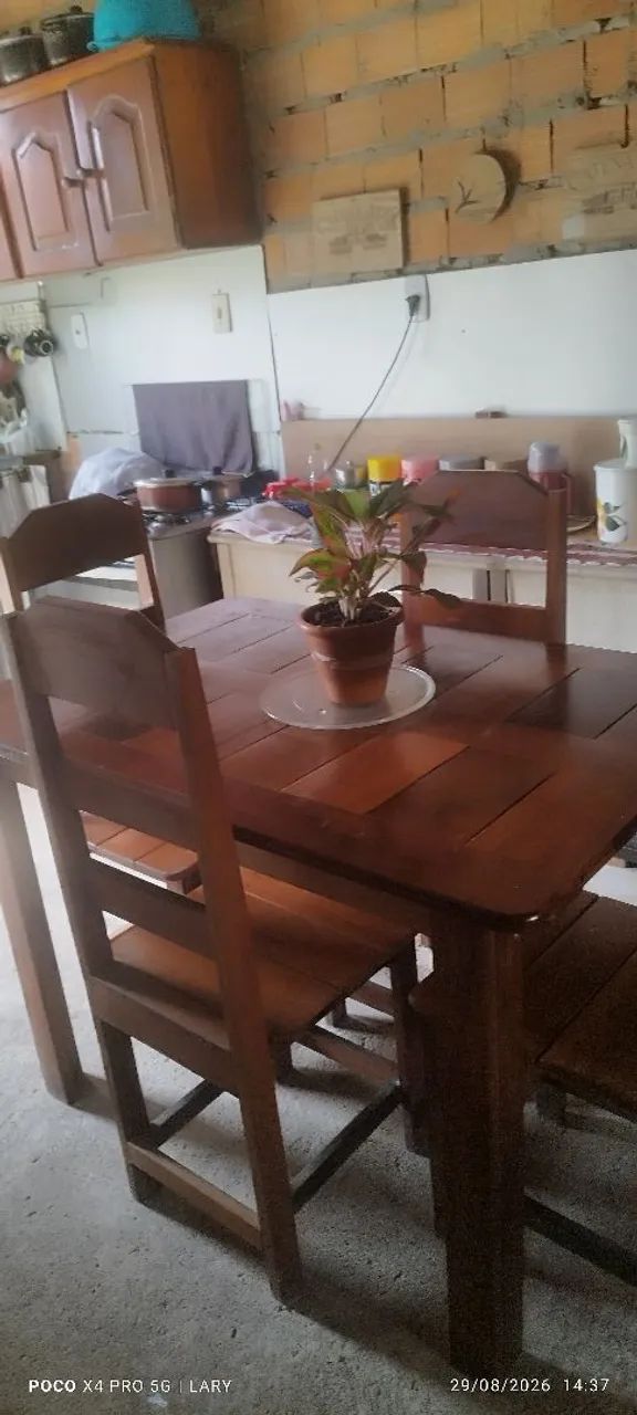 Mesa de madeira com 4 cadeiras  - Foto 3
