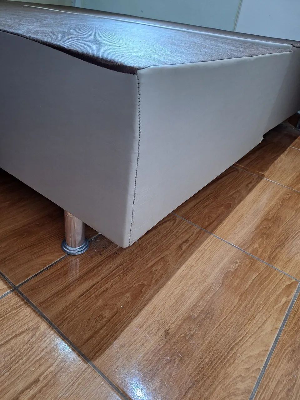 Base de Cama Queen com forro lateral na cor bege em 2 módulos 64985856718851122