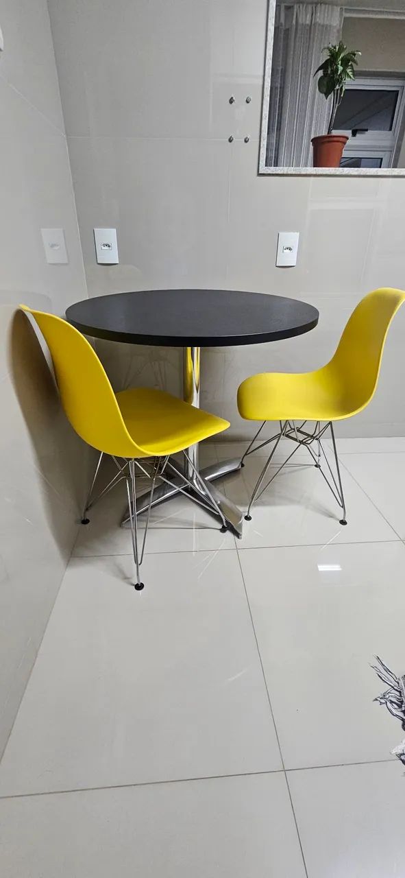 Vendo mesa de cozinha com duas cadeiras - Foto 2