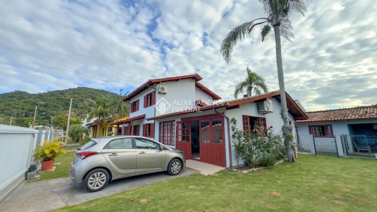 Casa Exclusiva no Ribeirão da Ilha com 630 m² de Terreno e Suíte - Foto 3