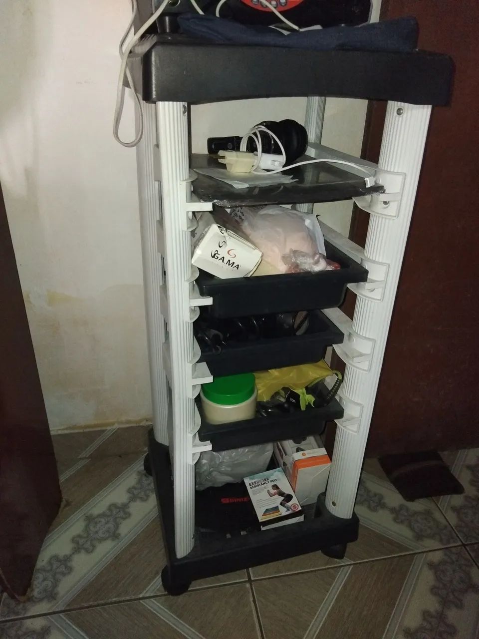 Carrinho auxiliar unisex de cabeleireiro. - Foto 3