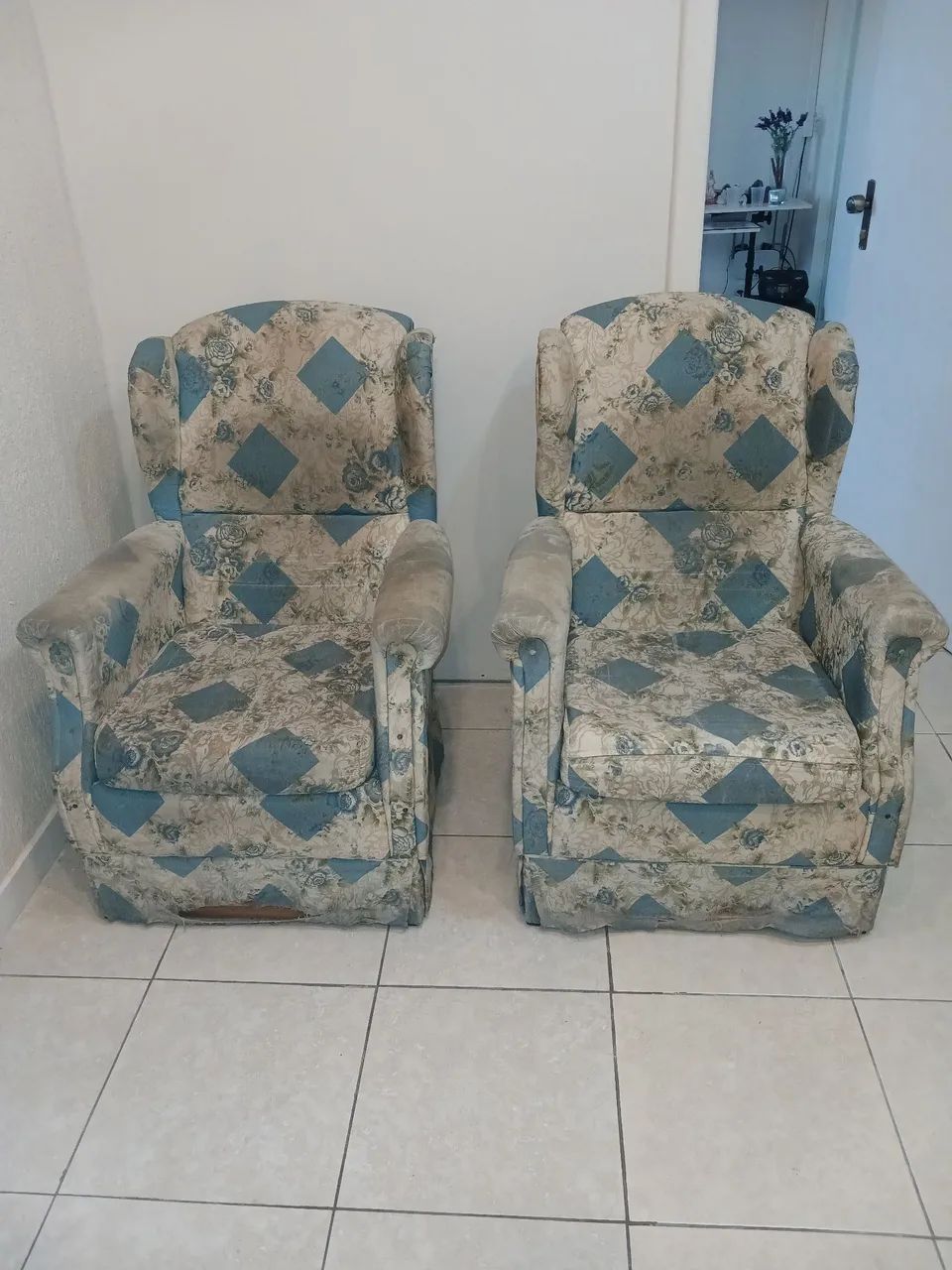 Duas Poltronas com encosto alto