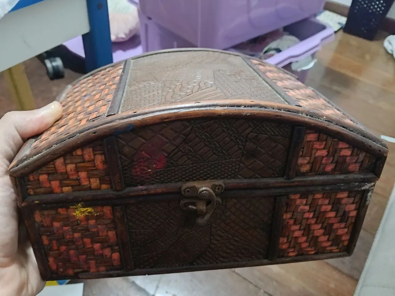 Baú decorativo antigo de madeira e palha trançada