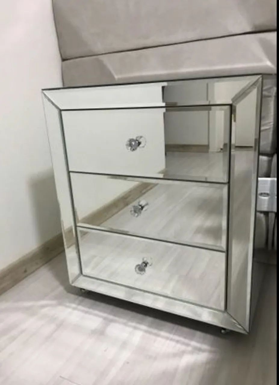 Mesa de cabeceira espelhada 