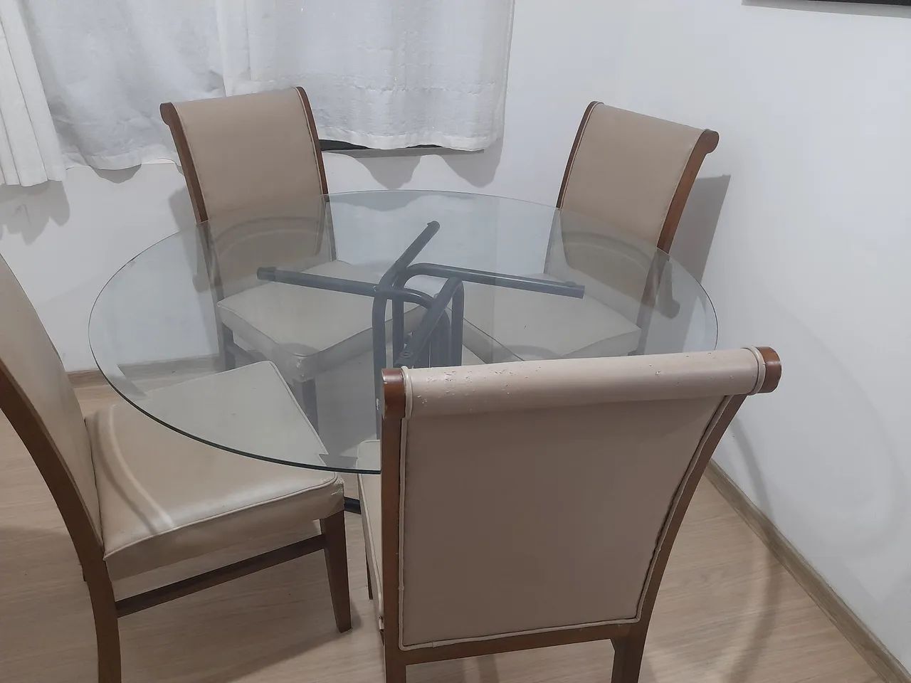 Mesa de vidro com 4 cadeiras e um sofá  - Foto 5