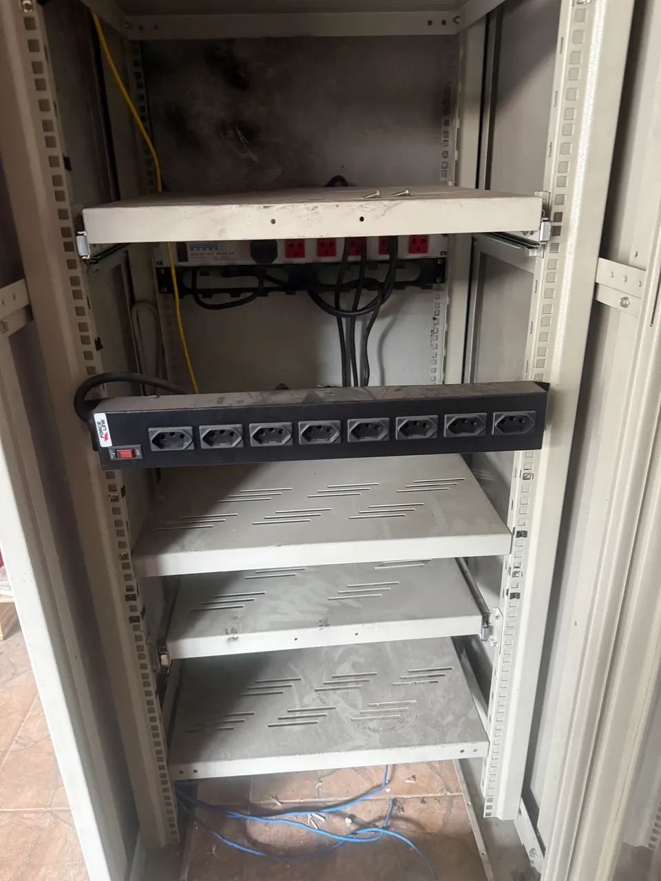 Rack tecnologia 451035468671887361