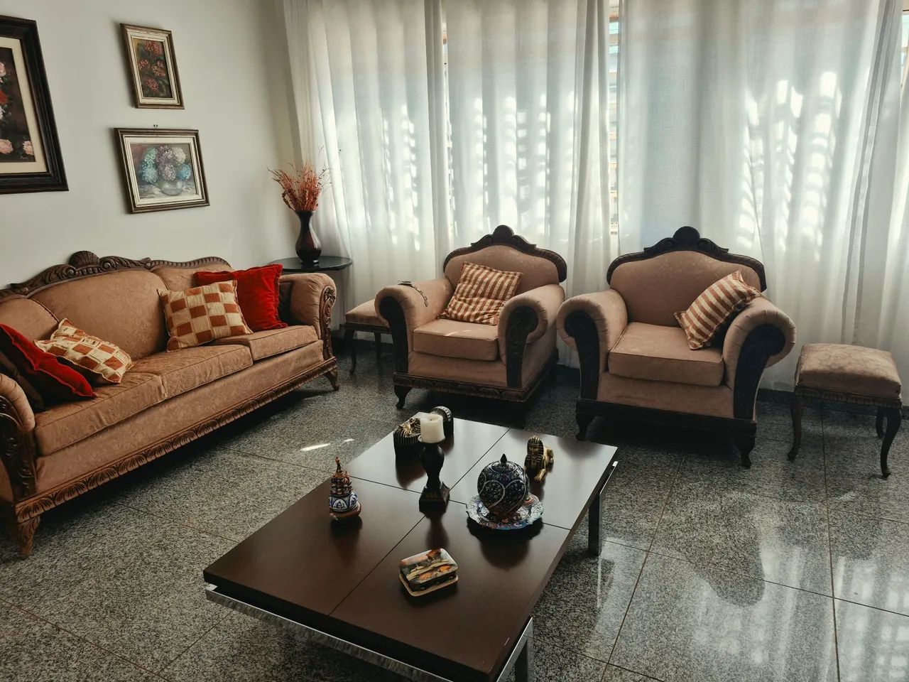 Conjunto de Sofa  antigo 3 lugares 2 poltronas e dois bancos - Foto 2