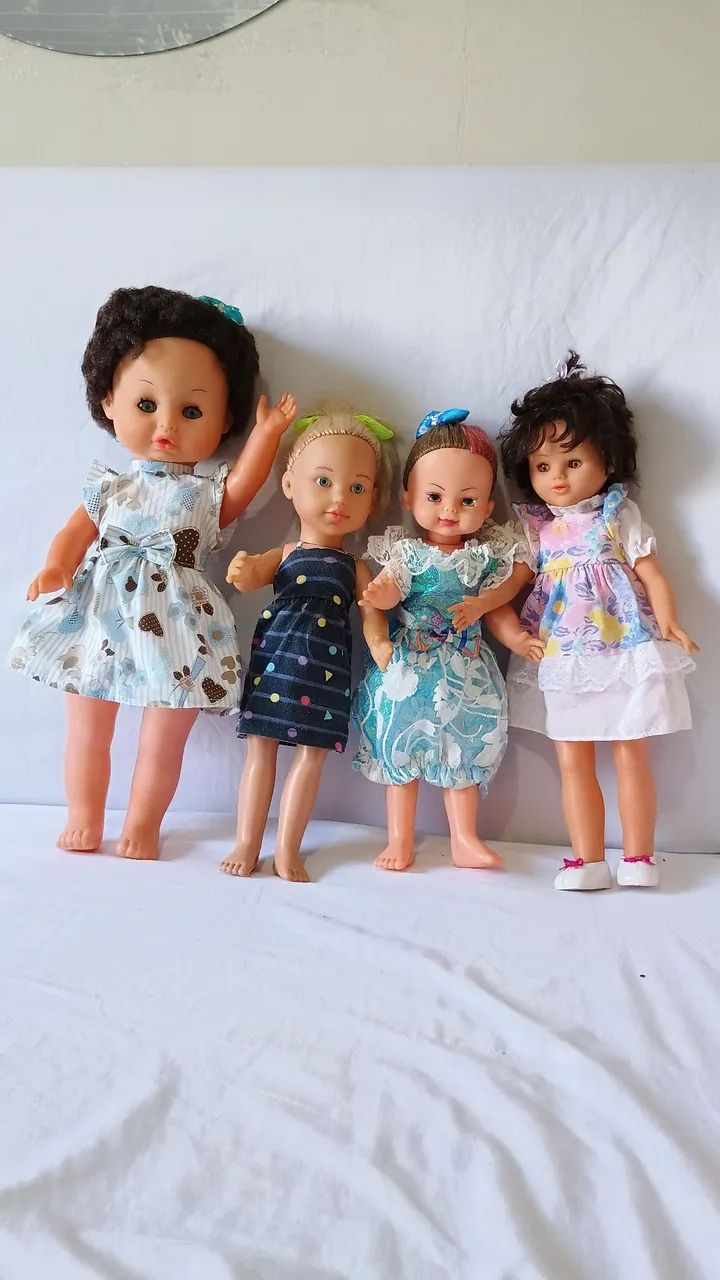 Lote com 4 bonecas antigas duas delas tem o cabelo afro 
