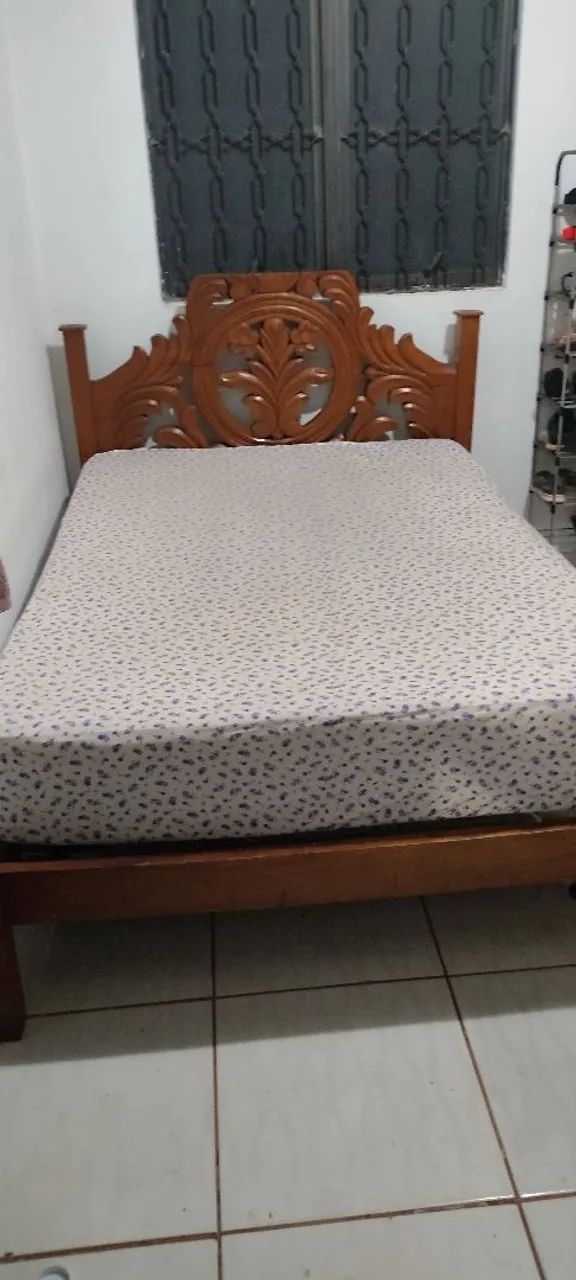 Cama madeira maciça entalhada