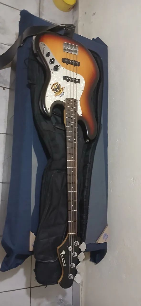 Contra baixo eagle 4 cordas - Foto 4