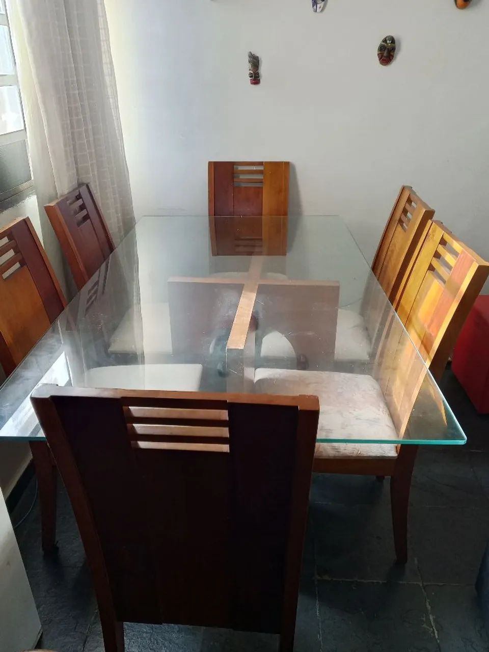 Mesa com tampo de vidro e 6 cadeiras maciças