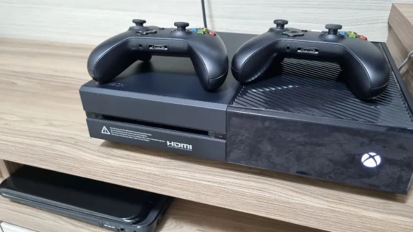 Console Xbox One fat 1TB + 2 controles + headset Hyperx Cloud Stinger Core Preto - Foto 3