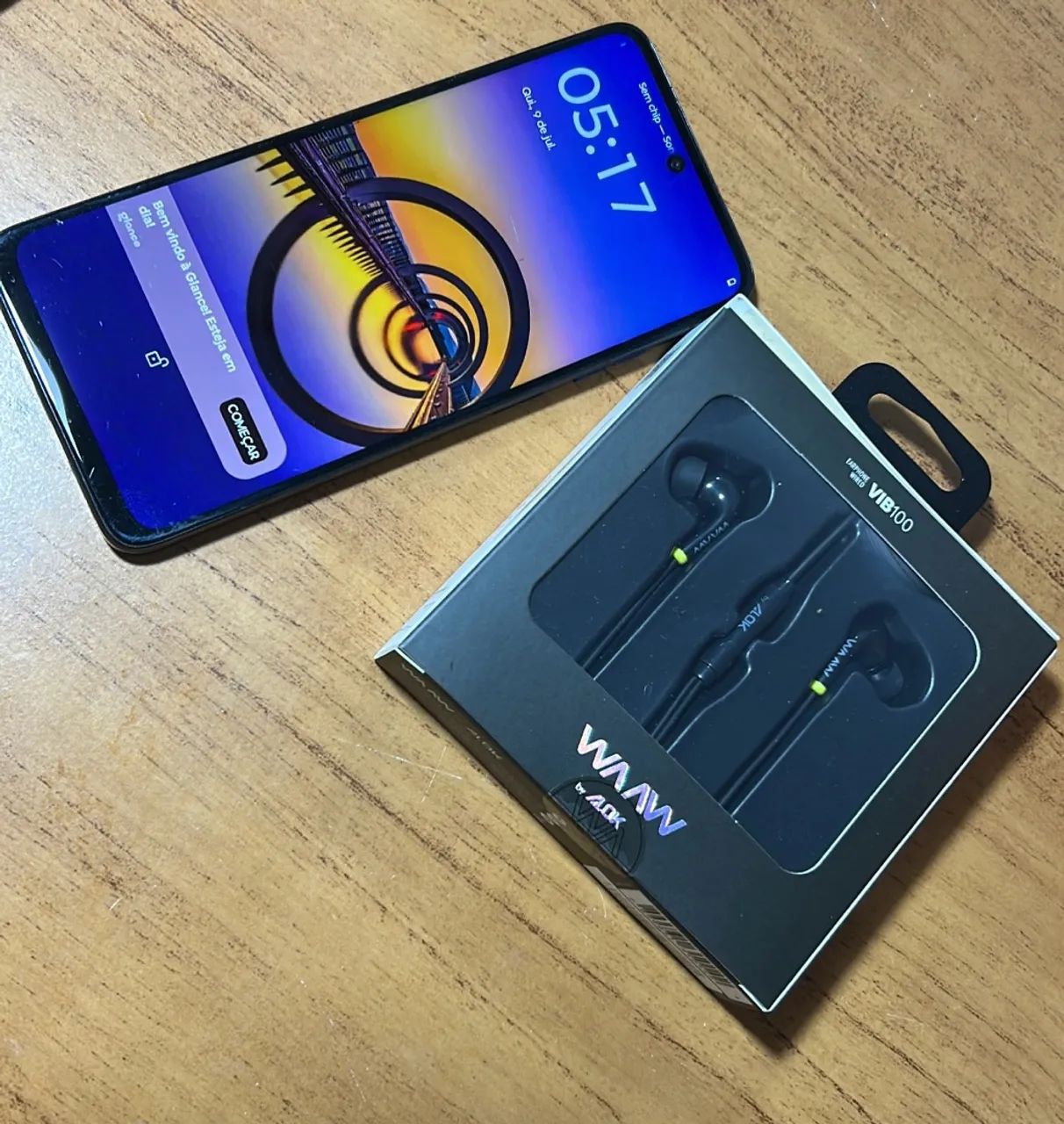 Venda de uma celular com o fone 