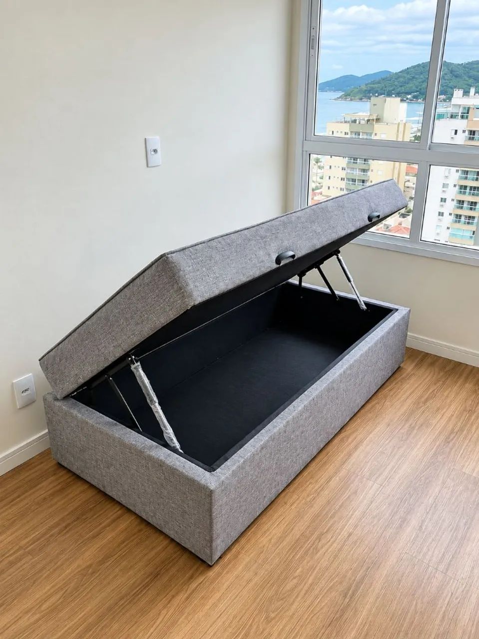 Cama solteiro baú estado de Nova.Entrego 
