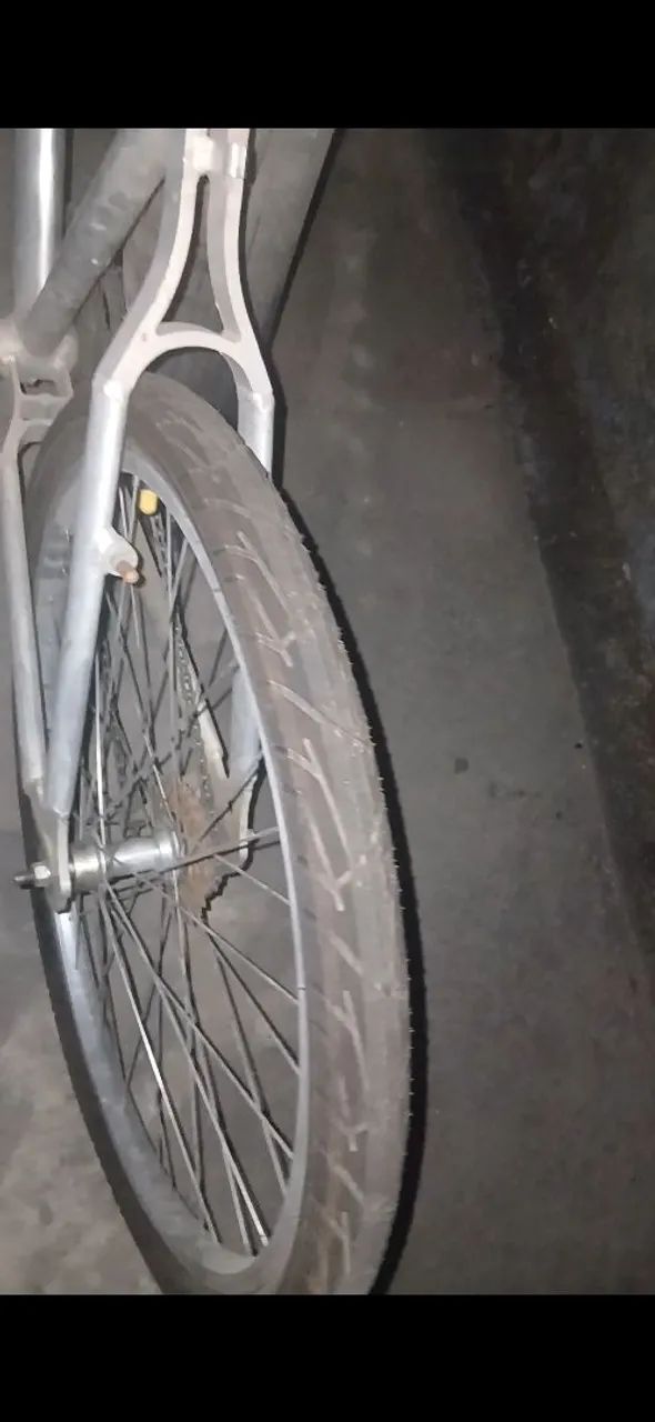 Bicicleta aro 26, banco e pneus novos - Foto 3