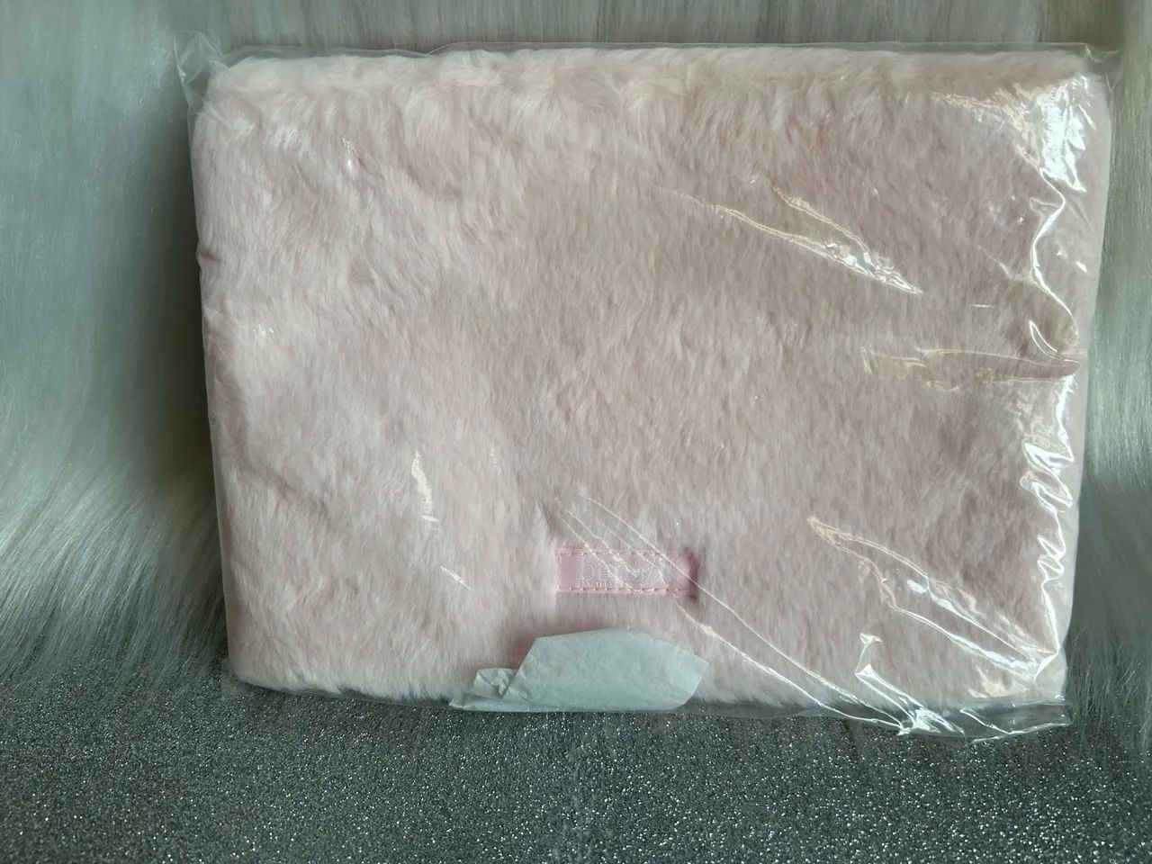 Cluth Rosa de Pelúcia da Benefit Cosmetics  - Foto 2