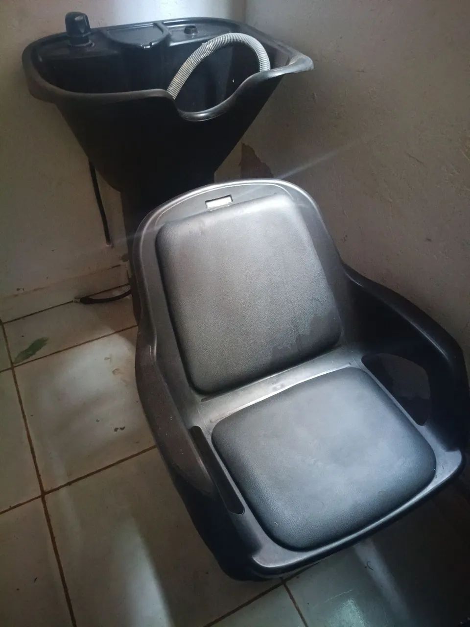 Carrinho auxiliar , cadeira hidráulica make one e um lavatório dompel