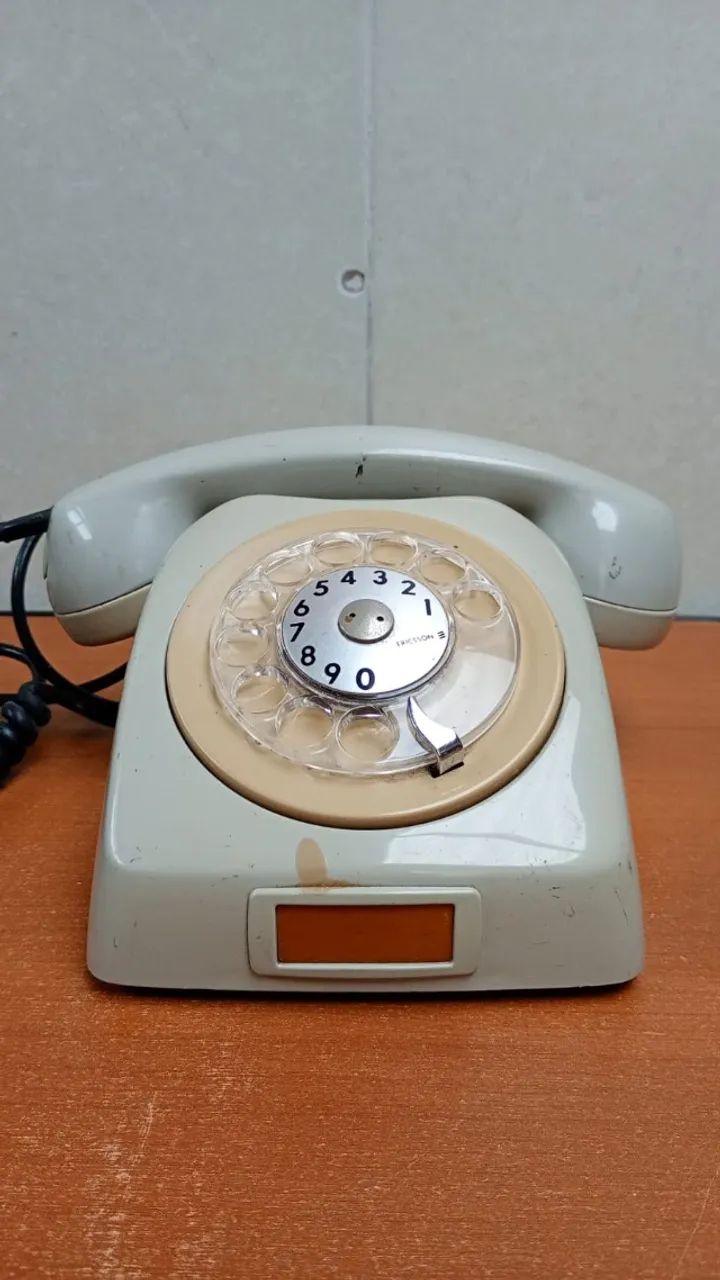 Telefone  BEGE Antigo  de disco clássico da marca Ericsson DV00136