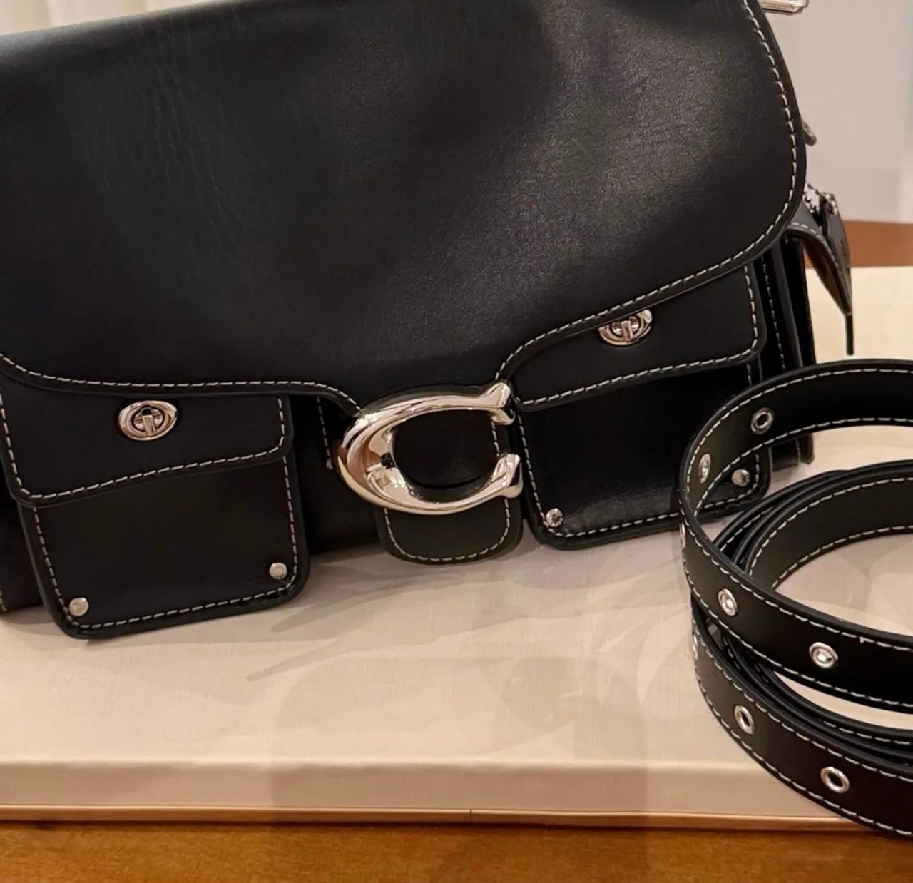 Bolsa Coach cargo turnlock preta (original)  - Foto 2