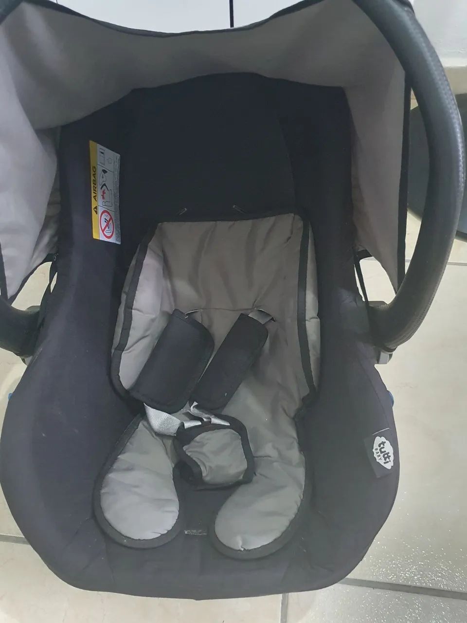 Cadeirinha e  um bebê conforto 