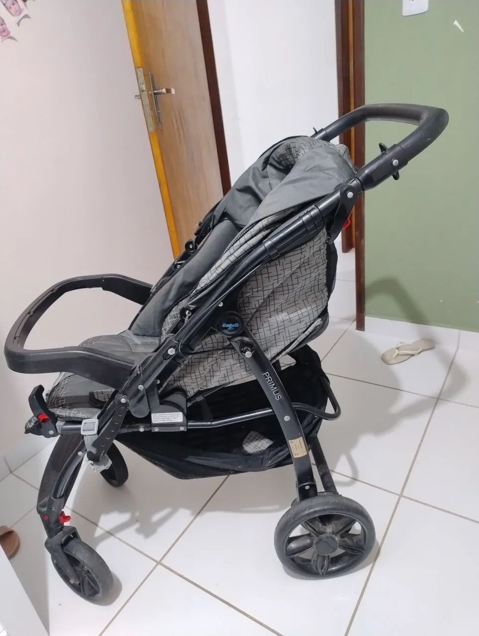 Carrinho de bebê com bebê conforto. - Foto 4