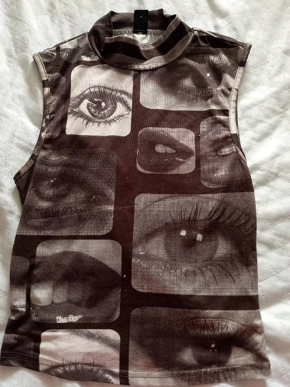 Blusinha de gola alta estampada 