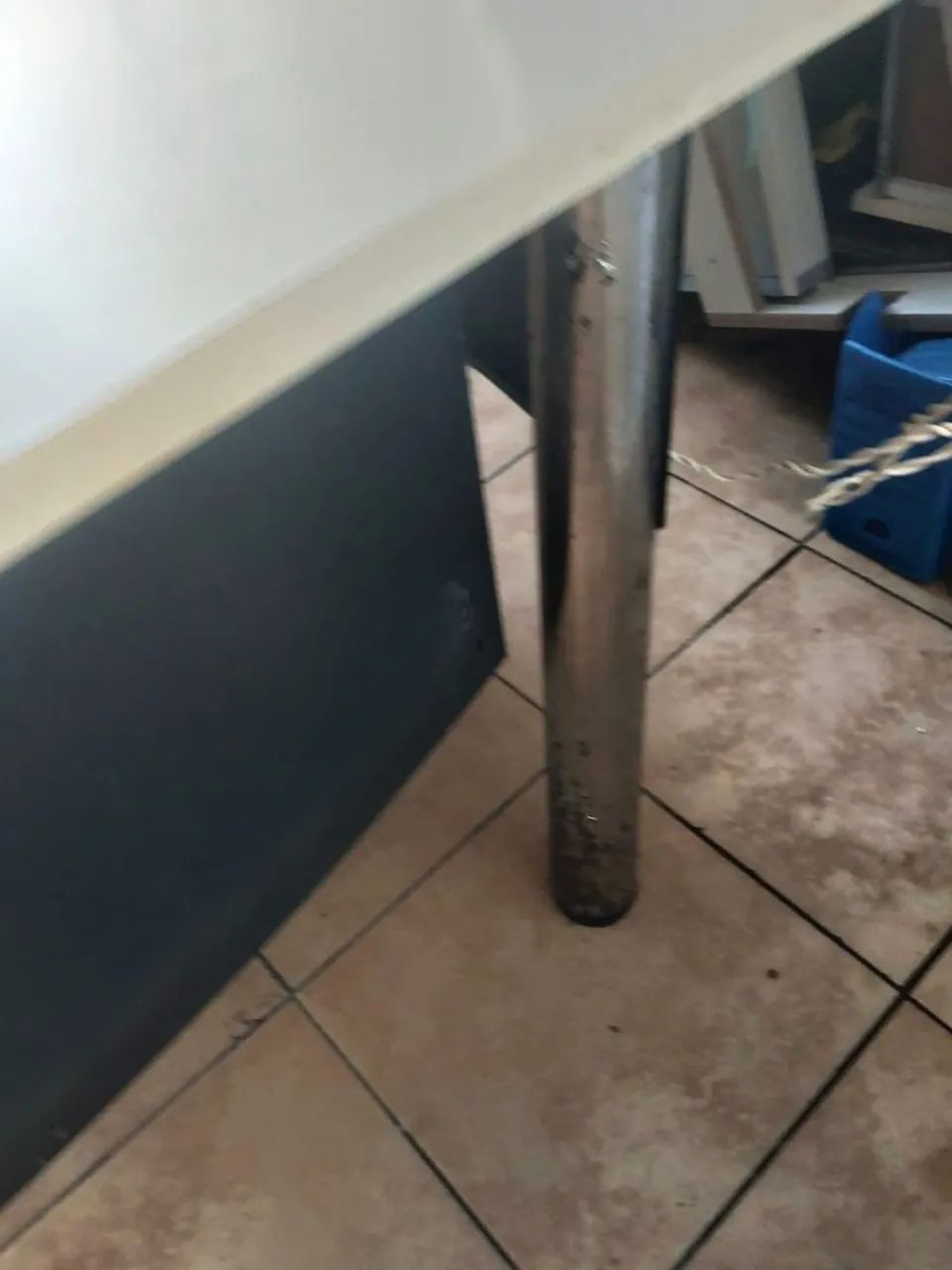 MESA DE ESCRITORIO BRANCA usada marca funcional - Foto 3