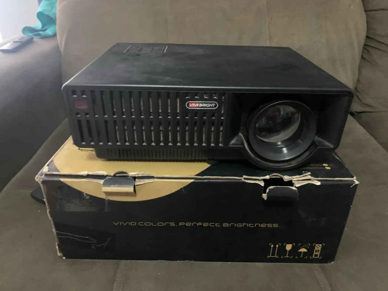 Projetor LED com som de cinema embutido
