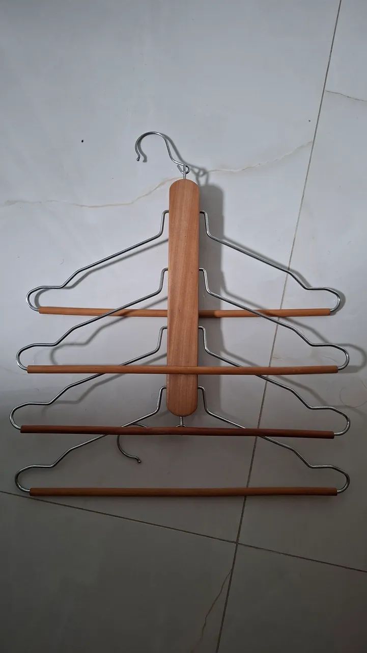 Cabides para pendurar roupa.
