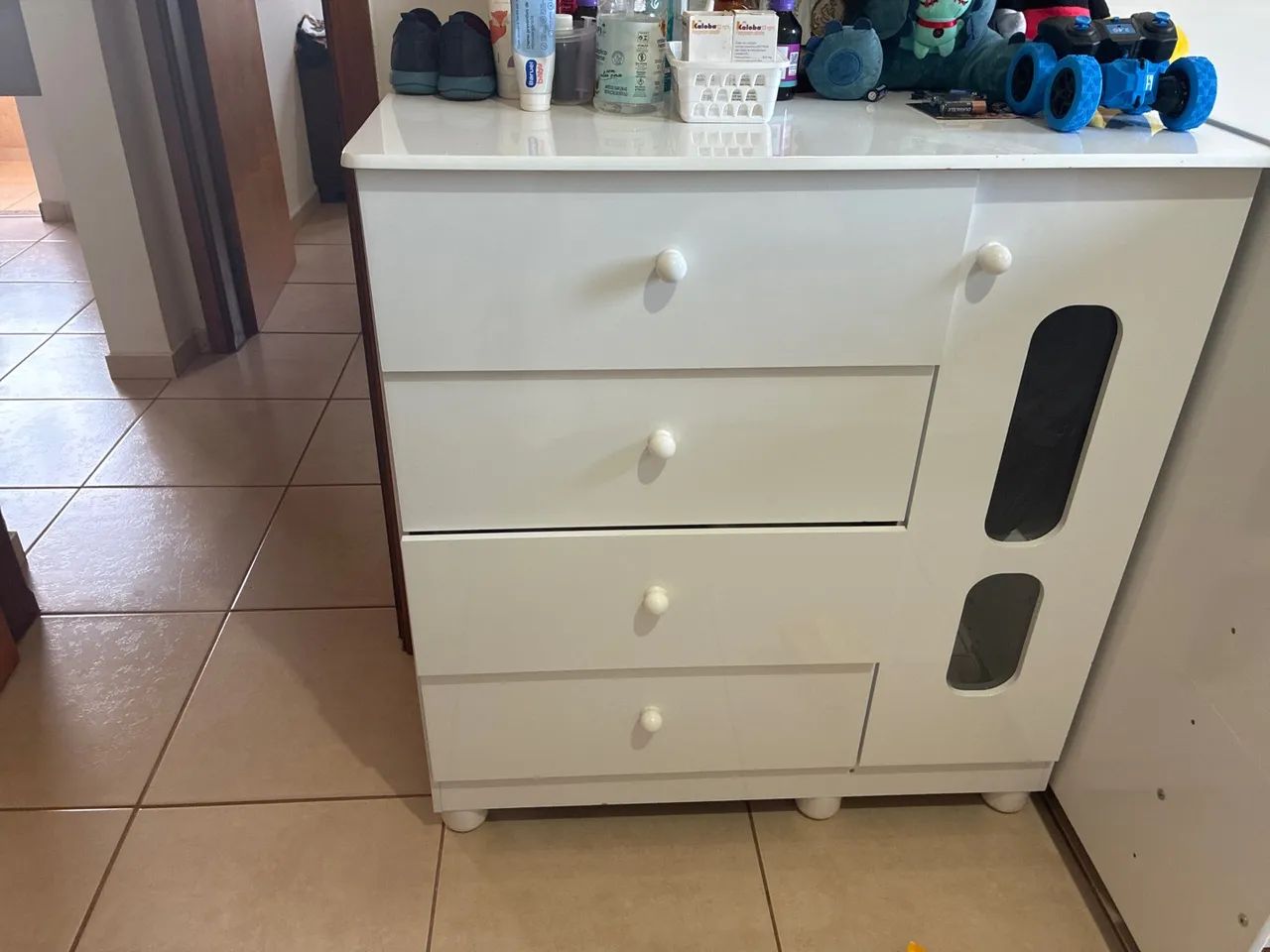 berço de bebê e cômoda 