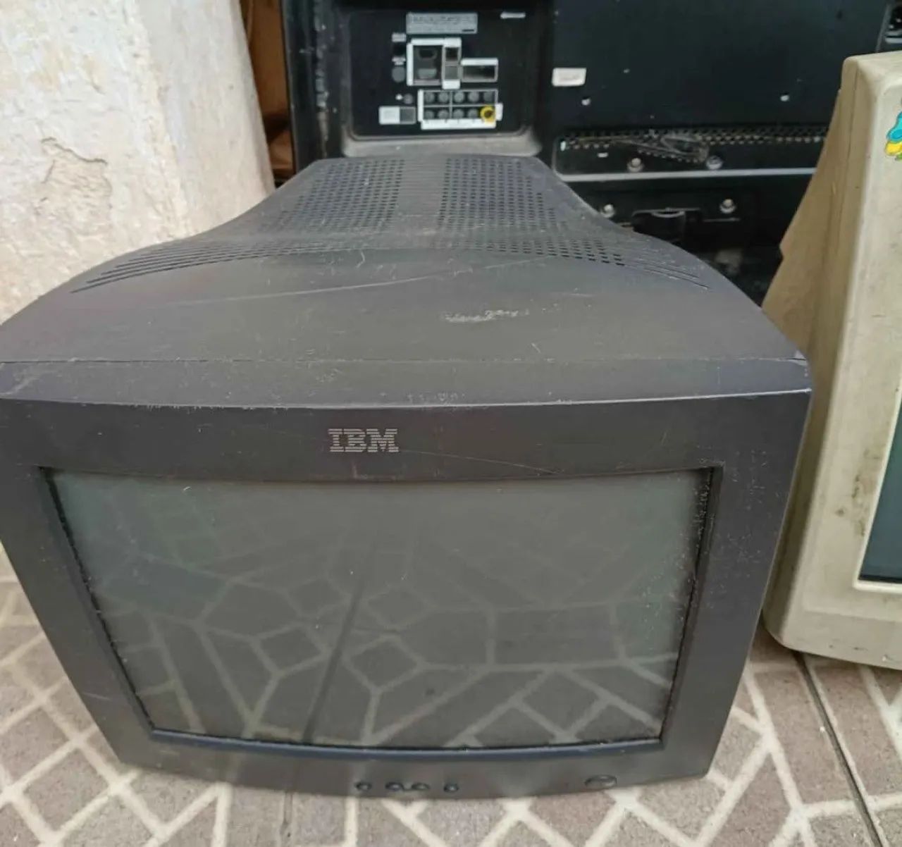 Monitor CRT IBM de tubo, não funciona 