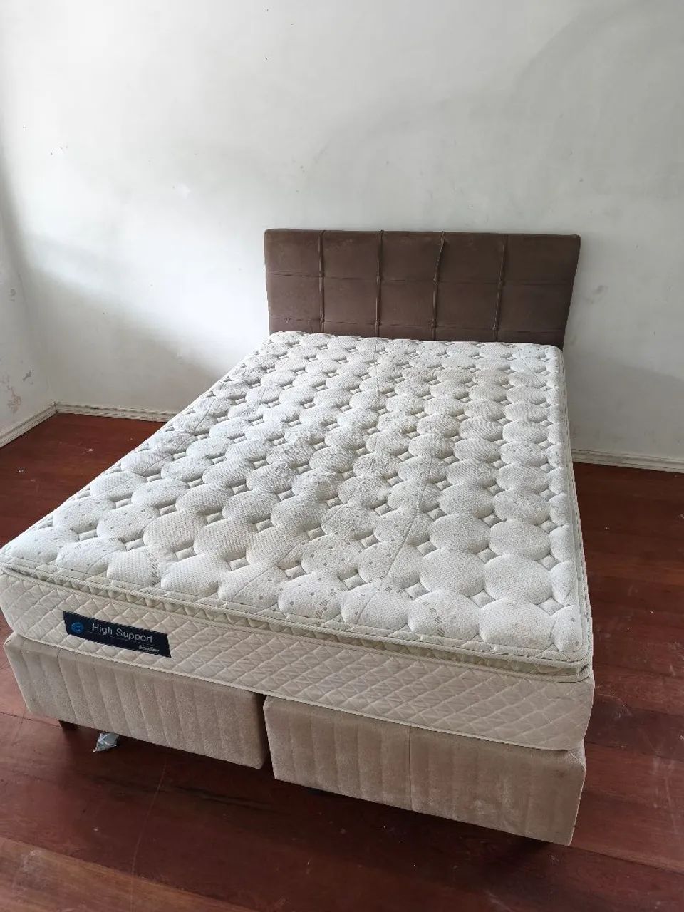 Cama de casal box bipartido com colchão e cabeceira 