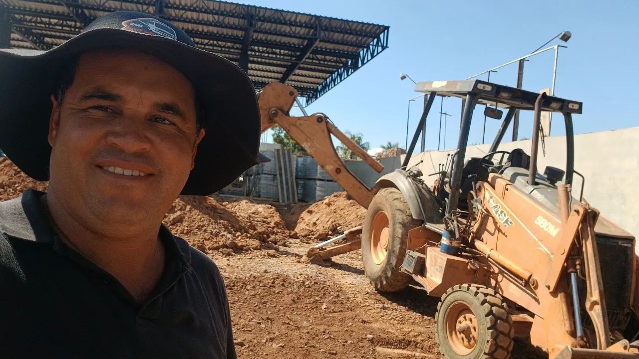 Trabalho com retroescavadeira, pa carregadeira e caminhão basculante toco * - Foto 3