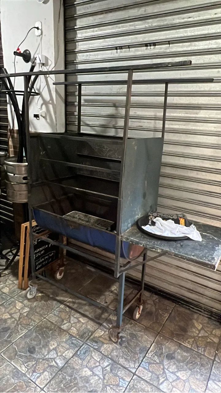 VENDO CHURRASQUEIRA GRANDE 
