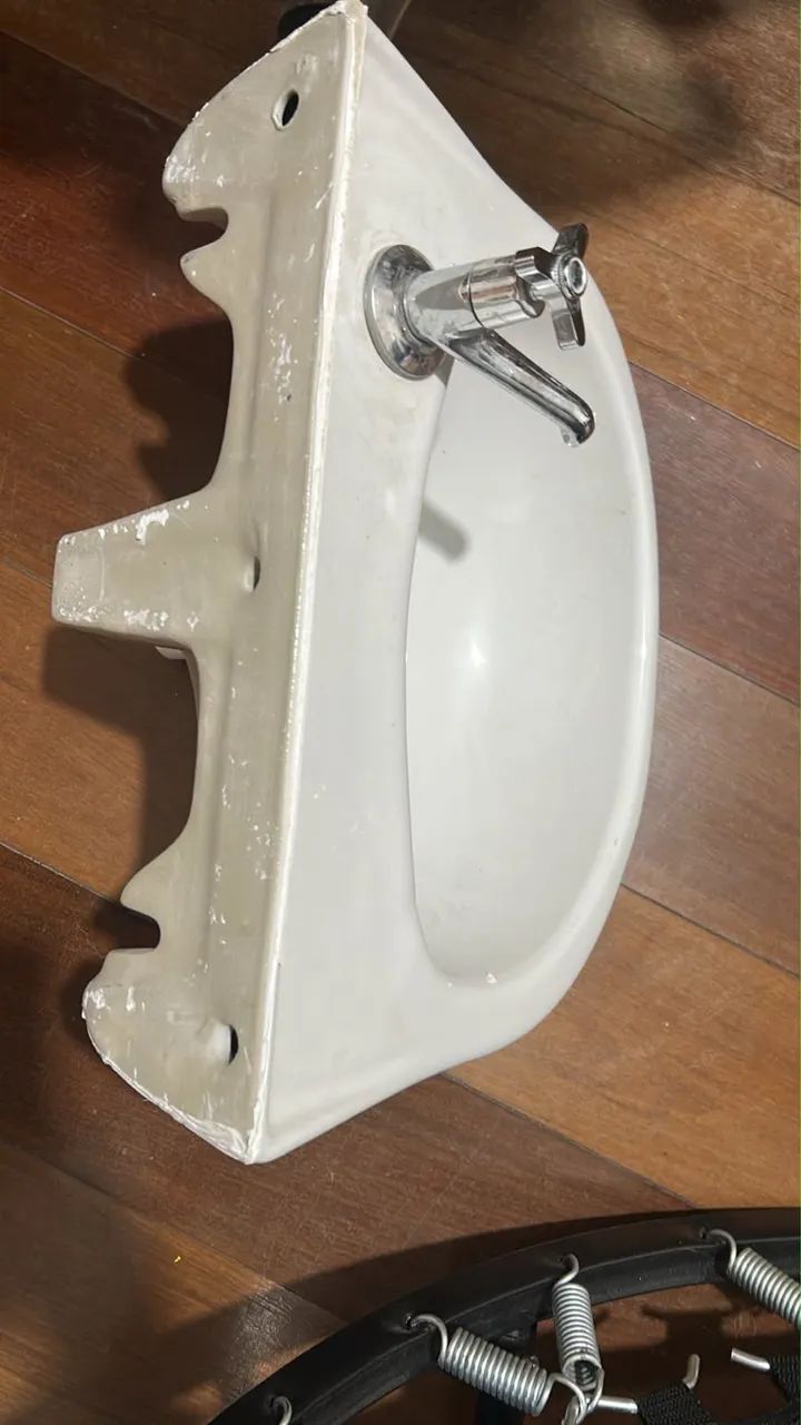 Pia de banheiro com torneira 