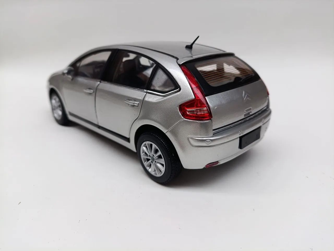 Miniatura Citroen C4 hacht 2012 1:18 - Foto 2