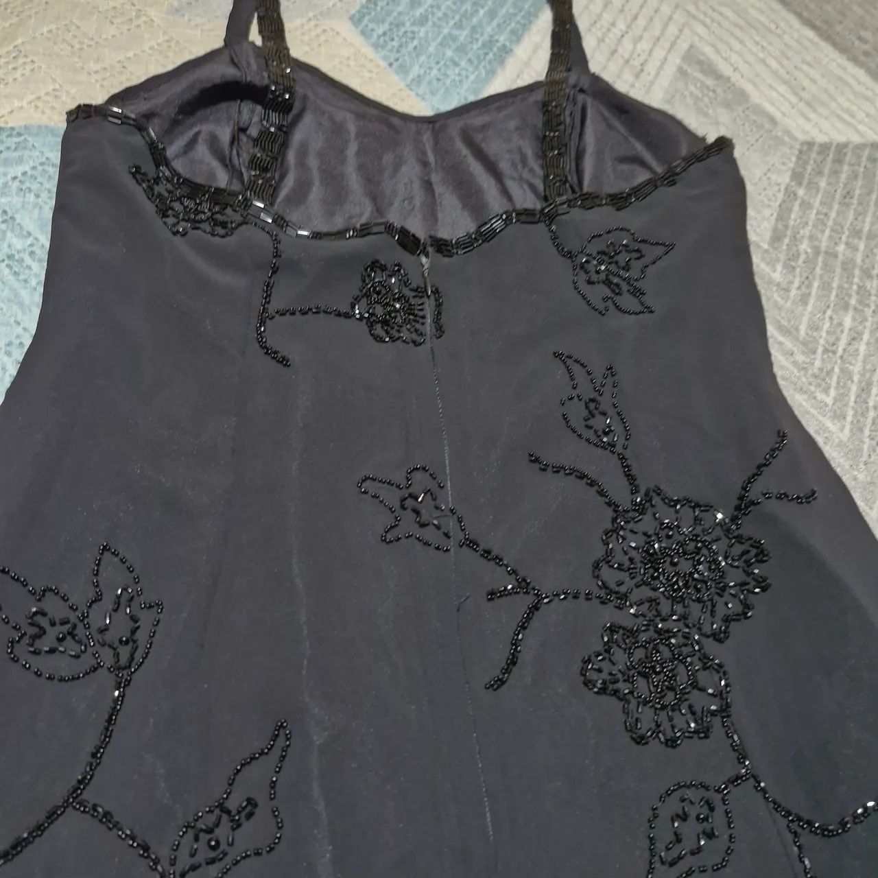 Vestido todo bordado com pedras.